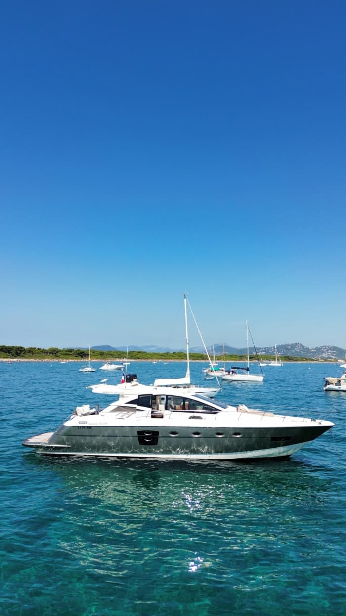 Raffinement en mer : découvrez Hyères à bord d'un yacht à moteur de luxe