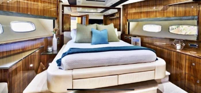Luxe opnieuw gedefinieerd aan boord van ons eersteklas jacht in Bodrum.
