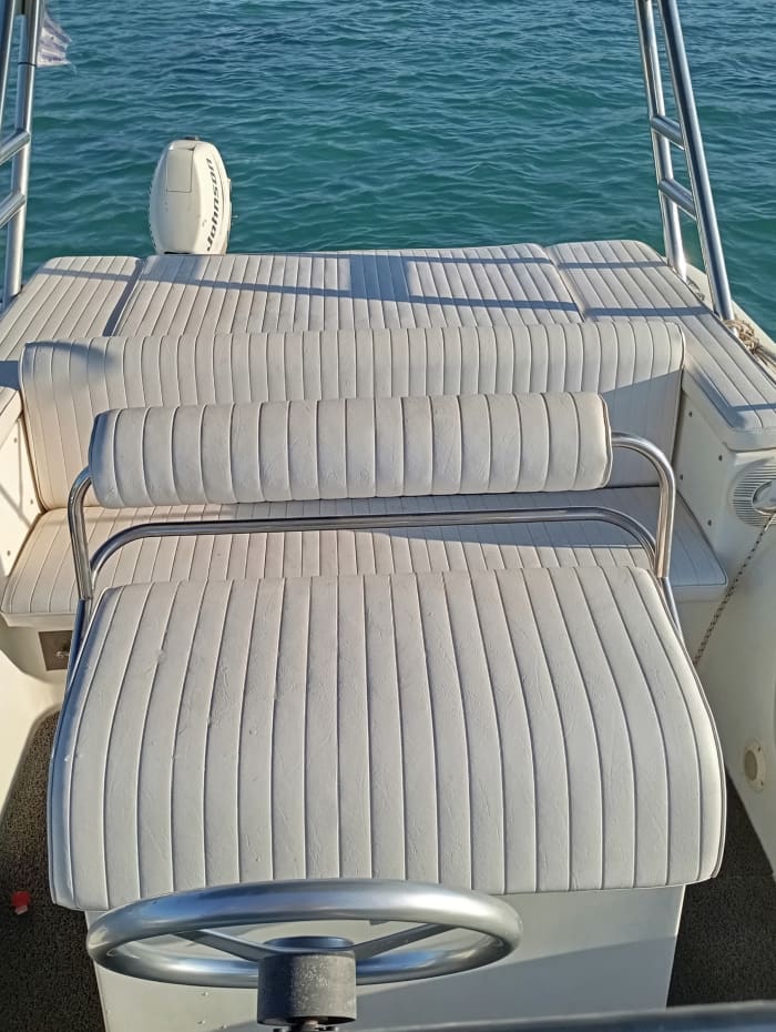 Votre journée à Naxos : louez un bateau à moteur pour une journée complète de découverte.