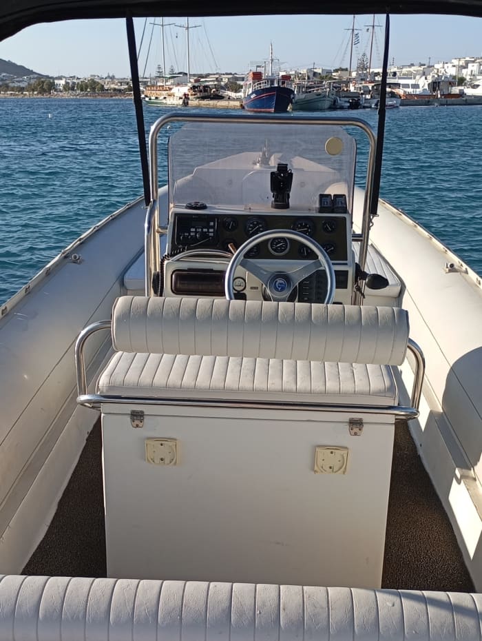 Votre journée à Naxos : louez un bateau à moteur pour une journée complète de découverte.