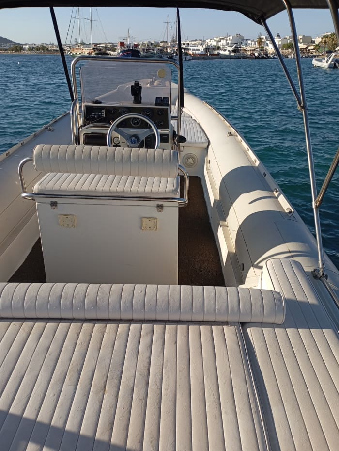 Votre journée à Naxos : louez un bateau à moteur pour une journée complète de découverte.
