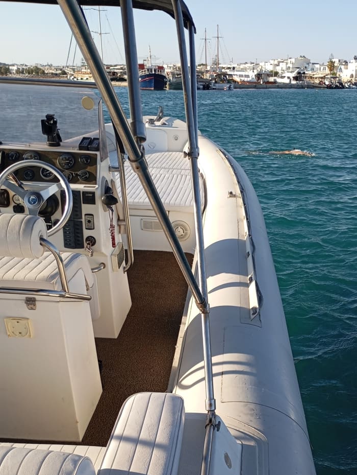 Votre journée à Naxos : louez un bateau à moteur pour une journée complète de découverte.