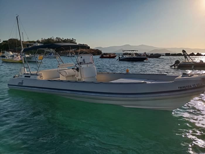 Votre journée à Naxos : louez un bateau à moteur pour une journée complète de découverte.