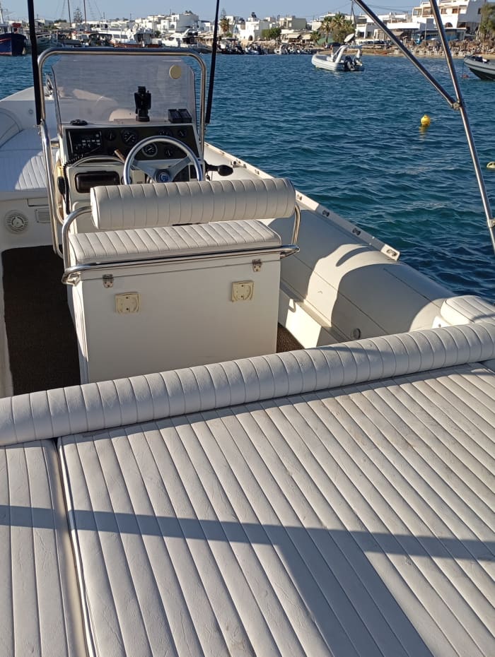 Votre journée à Naxos : louez un bateau à moteur pour une journée complète de découverte.