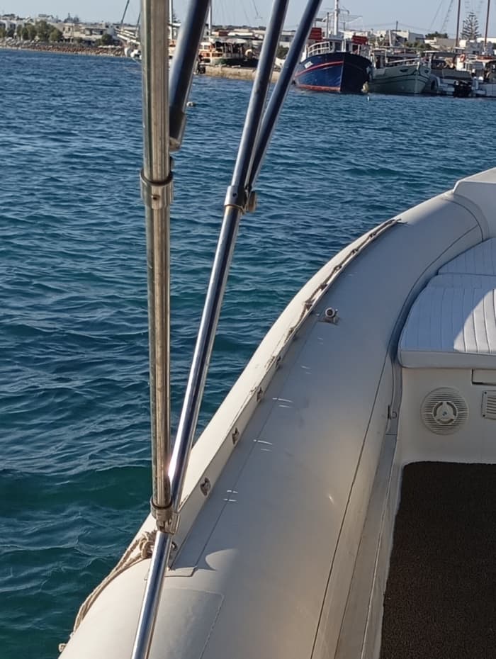 Votre journée à Naxos : louez un bateau à moteur pour une journée complète de découverte.