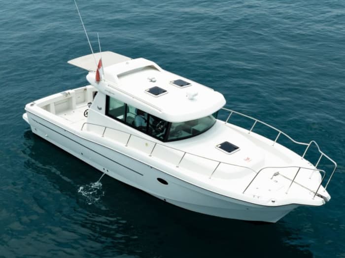 Location de bateau privée : Champagne, pêche et sports nautiques