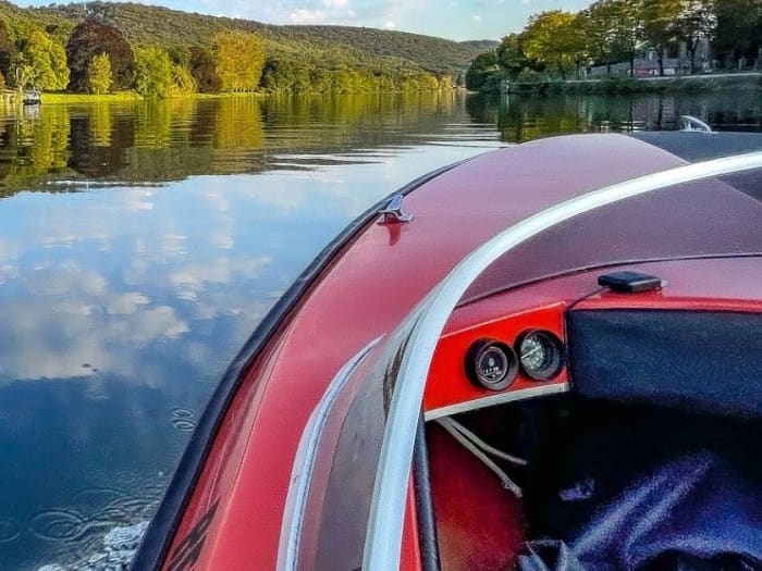Namur Sans Amarres / ROPS Formula: getaway on the Meuse in a vintage speedboat (+-1h)