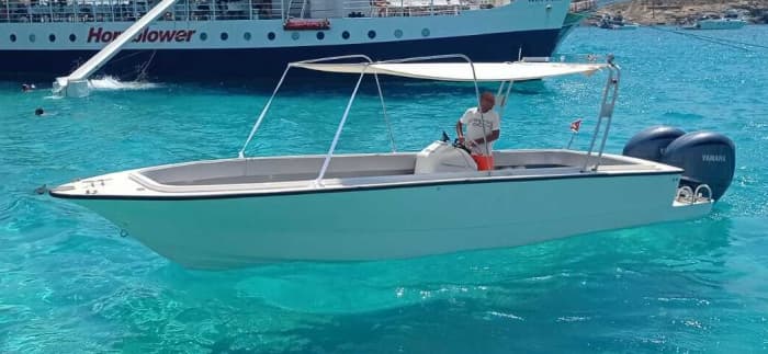Een boottocht van een halve dag op Malta met een motorboot.