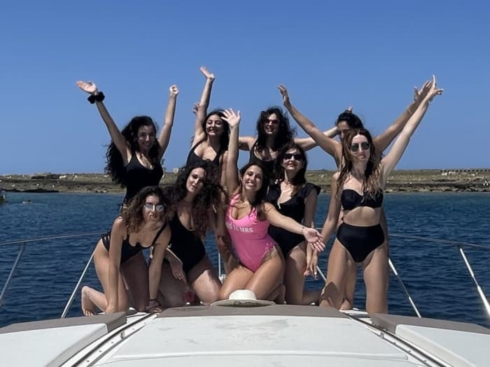 Full-Day Coastal Cruise from Città Vecchia to Punta Pizzo with Breakfast, Lunch & Swim Stop