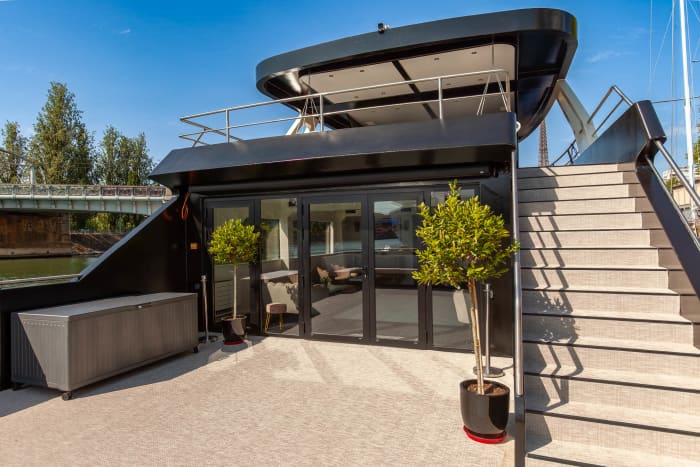 Luxury cruise aboard the Perle Noire: rediscover the atmosphere of the Croisette on this modern yacht