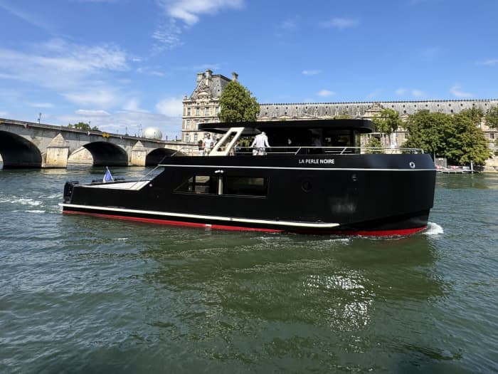 Luxury cruise aboard the Perle Noire: rediscover the atmosphere of the Croisette on this modern yacht