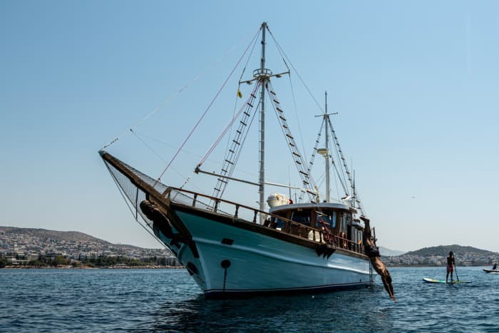 Enjoy 10h on a motorboat in Athens