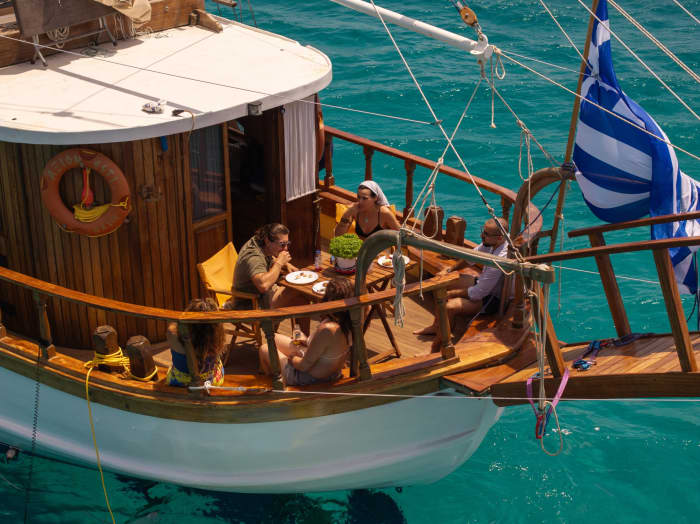 Enjoy 10h on a motorboat in Athens