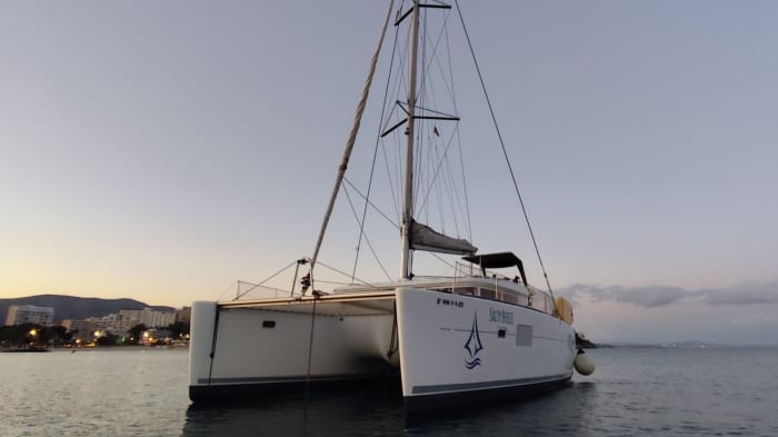Excursion d'une journée complète en catamaran à Majorque avec tapas (Salty Breeze Sail)