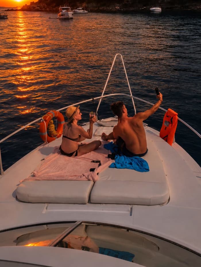 Zonsondergang voor de kust van Cannes vanaf een privéjacht