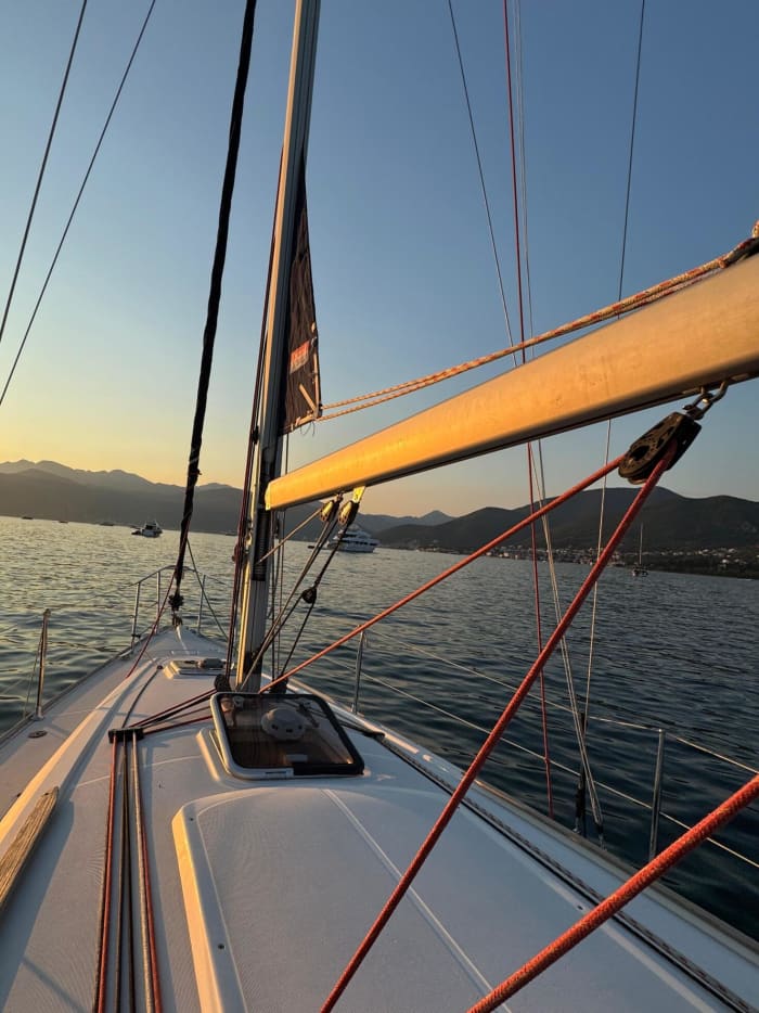 Zeiltocht bij zonsondergang vanuit Tivat