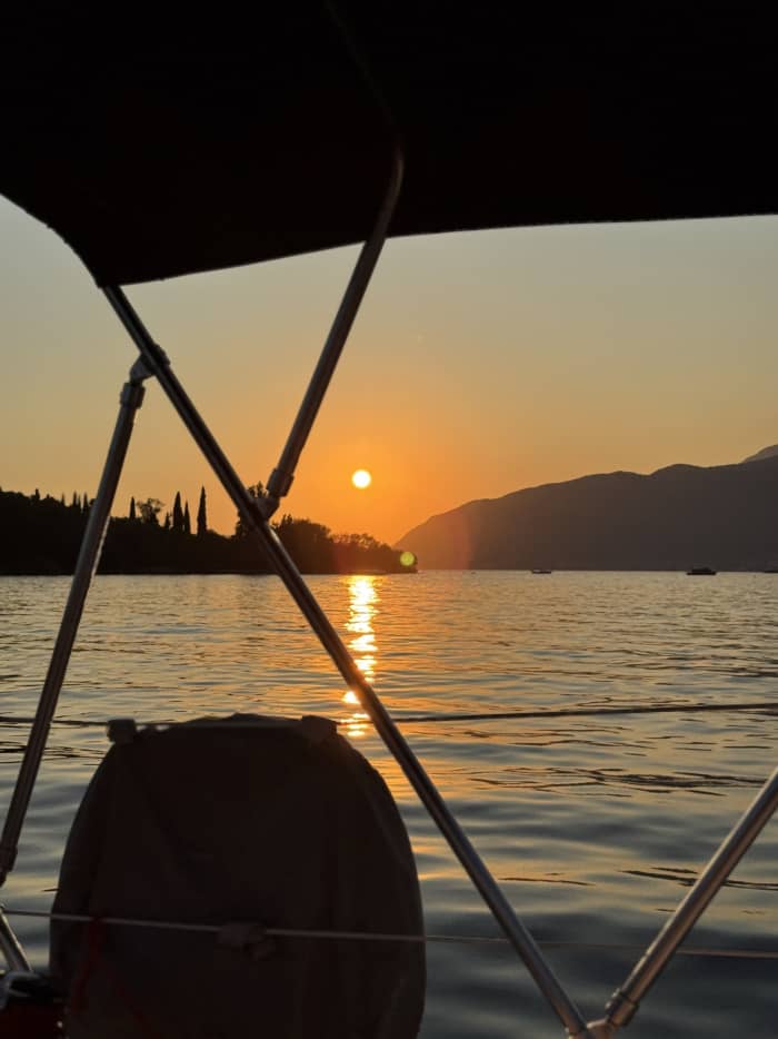 Zeiltocht bij zonsondergang vanuit Tivat