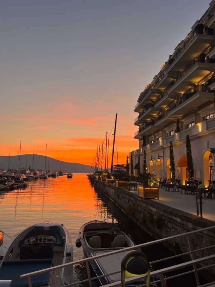 Zeiltocht bij zonsondergang vanuit Tivat