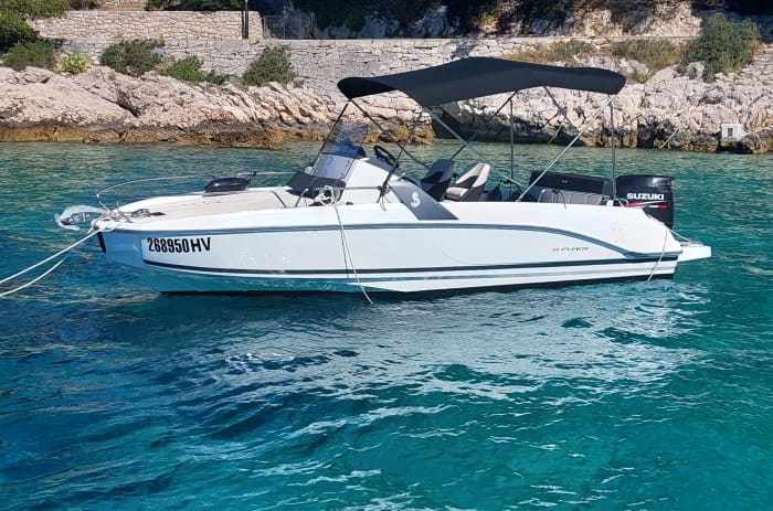 One day around Hvar: Enjoy 7h of discovery on a motorboat