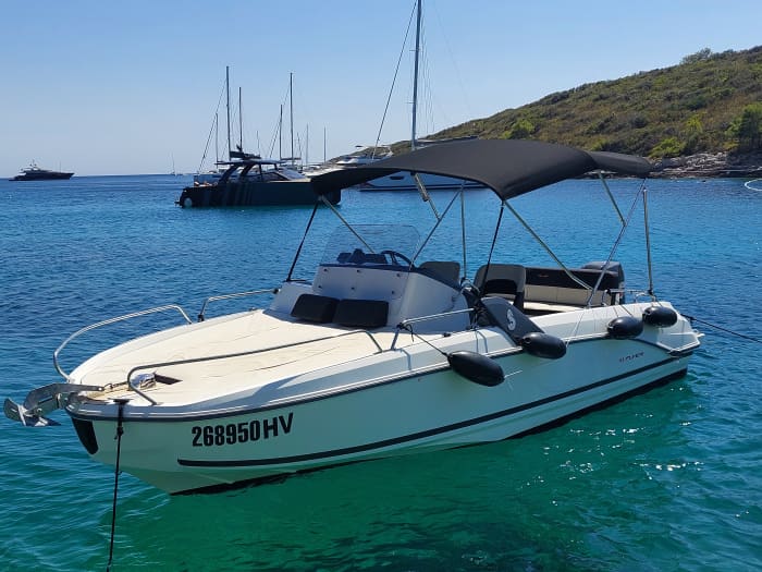 One day around Hvar: Enjoy 7h of discovery on a motorboat Beneteau Flyer 6.6mt,150hp