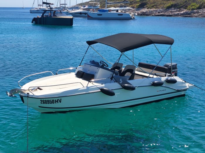 One day around Hvar: Enjoy 7h of discovery on a motorboat Beneteau Flyer 6.6mt,150hp