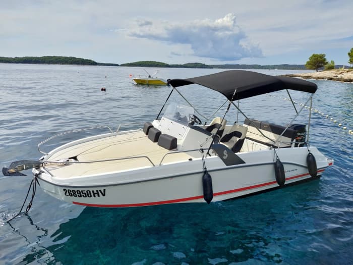 Een dagje rond Hvar: geniet van 7 uur ontdekkingstocht op een motorboot.