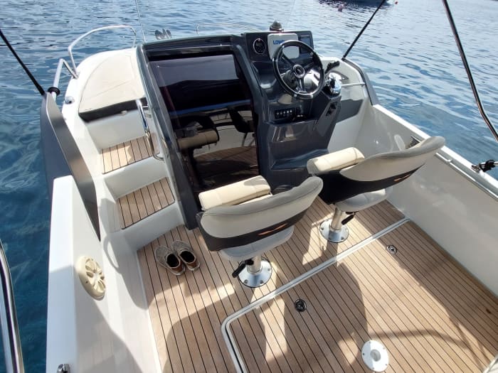 Een dagje rond Hvar: geniet van 7 uur ontdekkingstocht op een motorboot.