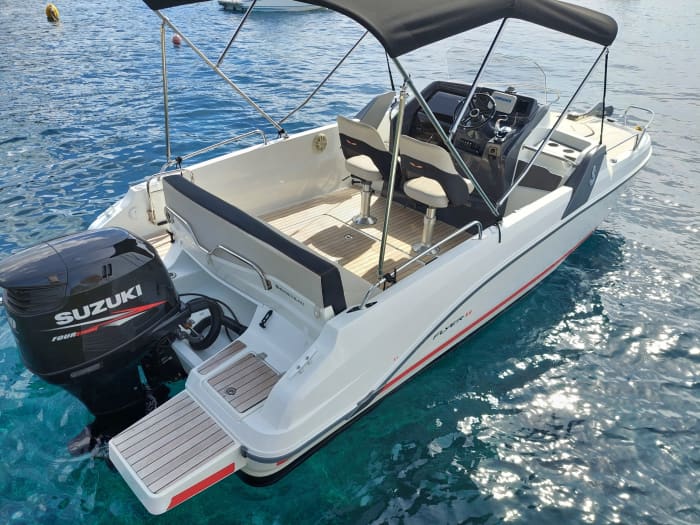 Een dagje rond Hvar: geniet van 7 uur ontdekkingstocht op een motorboot.