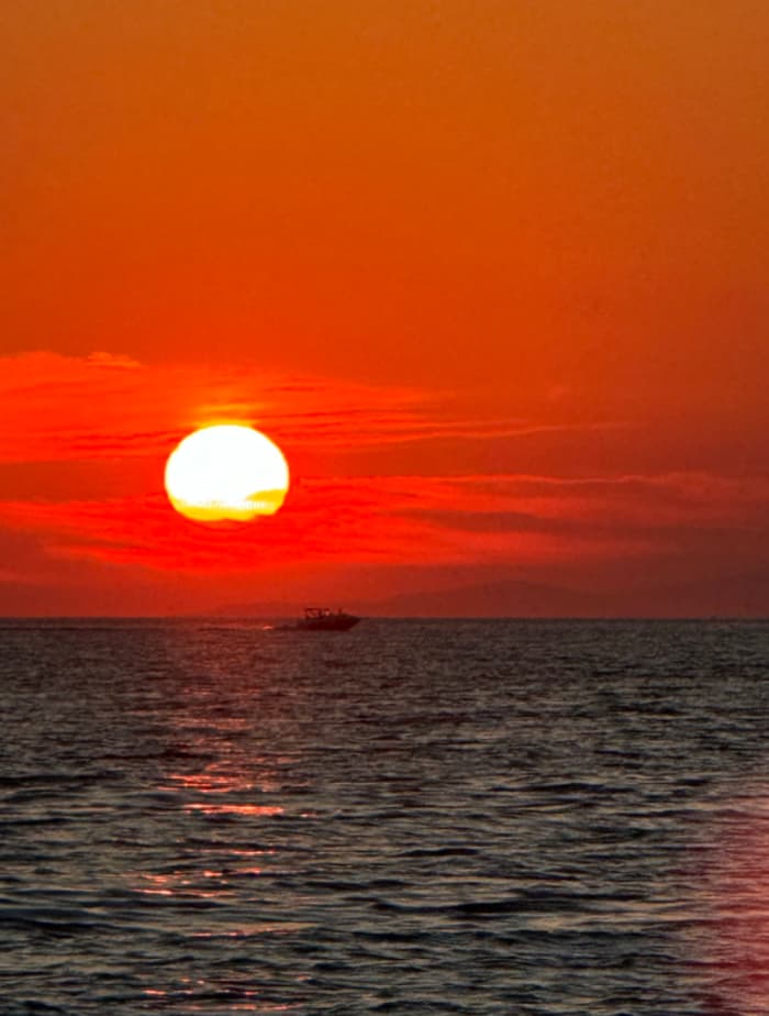 Zonsondergang op het water: zwemmen en bezienswaardigheden bekijken