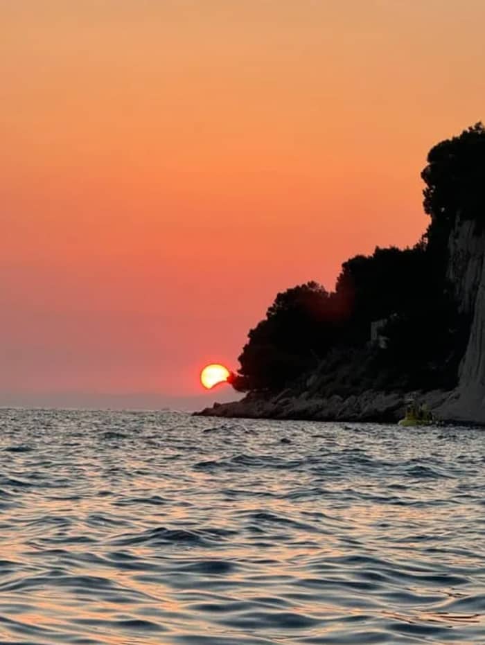 Zonsondergang op het water: zwemmen en bezienswaardigheden bekijken