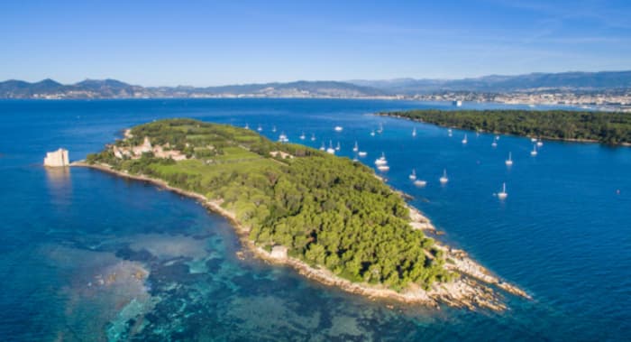 4-hour cruise – Heading to one of the Lérins Islands.
The perfect choice for a relaxing afternoon.