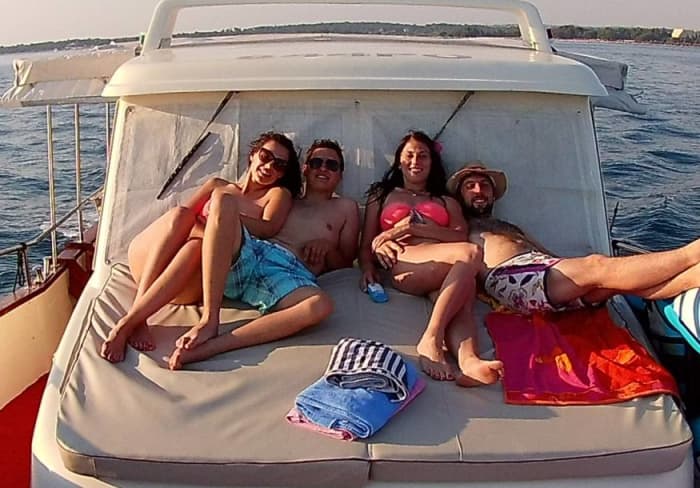 8-Hour Private Boat Trip with Dolphin Watching