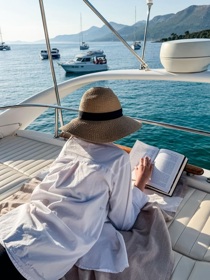 Relax on a motorboat in Dubrovnik for 4h