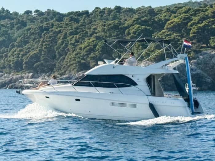 Relax on a motorboat in Dubrovnik for 4h