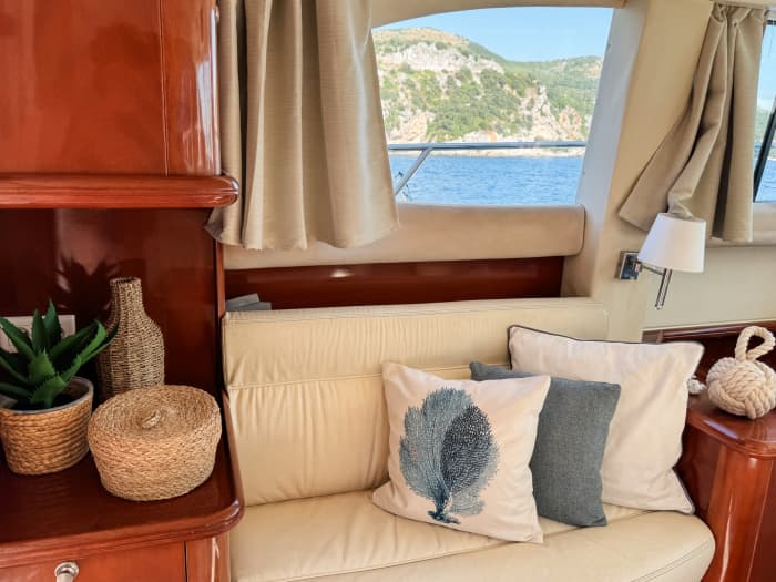 Relax on a motorboat in Dubrovnik for 4h