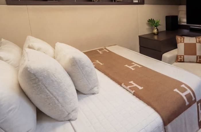 Crucero de lujo al atardecer: Un aperitivo de ensueño en la Costa Esmeralda