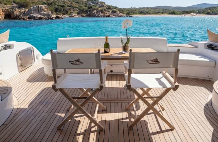 Crucero de lujo al atardecer: Un aperitivo de ensueño en la Costa Esmeralda