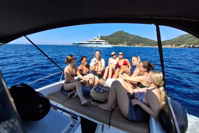 4-hr Elaphiti Islands Cruise with Visit to the Blue Cave