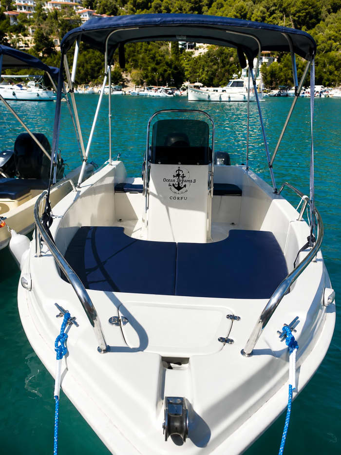 Segeln Sie mit den Göttern: Entdecken Sie Paxi an einem Tag mit dem Motorboot