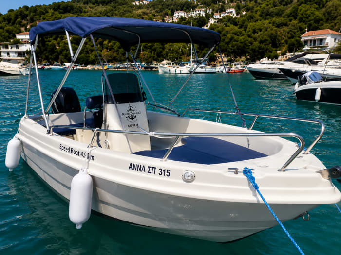 Segeln Sie mit den Göttern: Entdecken Sie Paxi an einem Tag mit dem Motorboot
