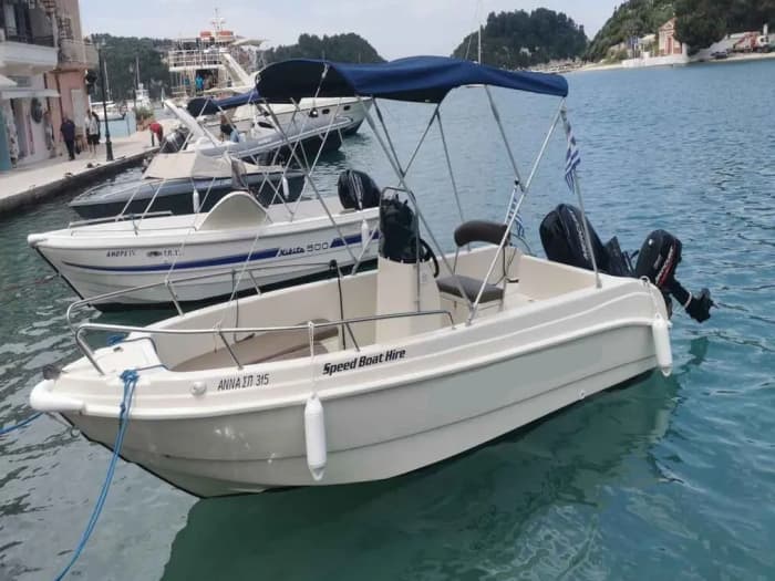 Segeln Sie mit den Göttern: Entdecken Sie Paxi an einem Tag mit dem Motorboot