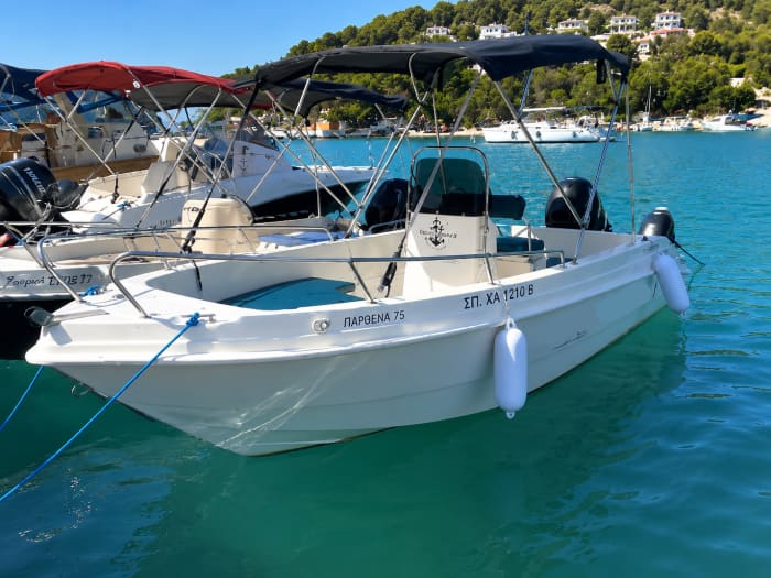 Segeln Sie mit den Göttern: Entdecken Sie Paxi an einem Tag mit dem Motorboot