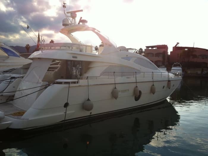 Verfijning op zee: ontdek Furnari aan boord van een luxe motorjacht.