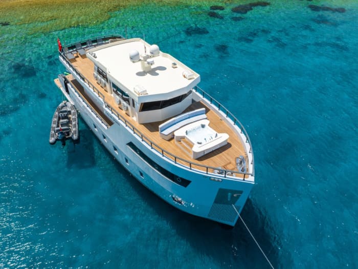 Exclusieve privé-dagcharter op een motorjacht voor een luxe ontsnapping op zee.
