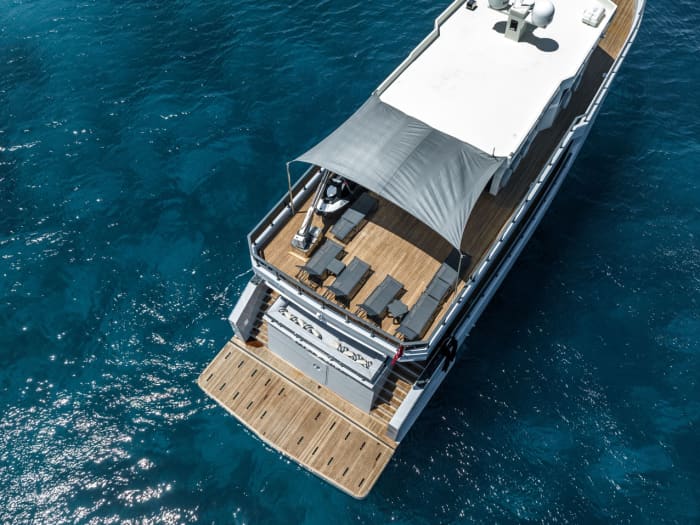 Exclusieve privé-dagcharter op een motorjacht voor een luxe ontsnapping op zee.
