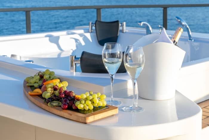 Exclusieve privé-dagcharter op een motorjacht voor een luxe ontsnapping op zee.