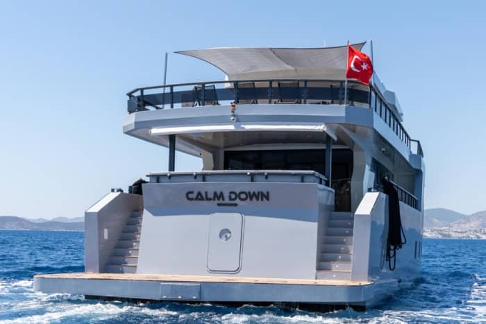 Exclusieve privé-dagcharter op een motorjacht voor een luxe ontsnapping op zee.