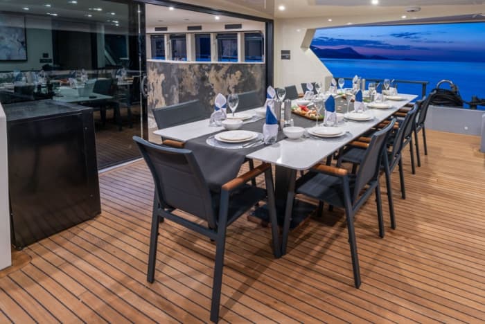 Exclusieve privé-dagcharter op een motorjacht voor een luxe ontsnapping op zee.