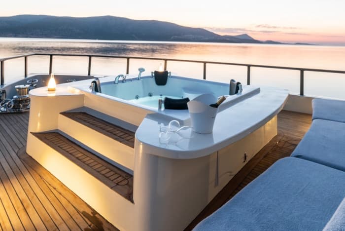 Exclusieve privé-dagcharter op een motorjacht voor een luxe ontsnapping op zee.