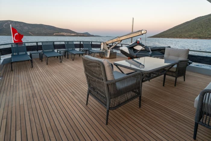 Exclusieve privé-dagcharter op een motorjacht voor een luxe ontsnapping op zee.